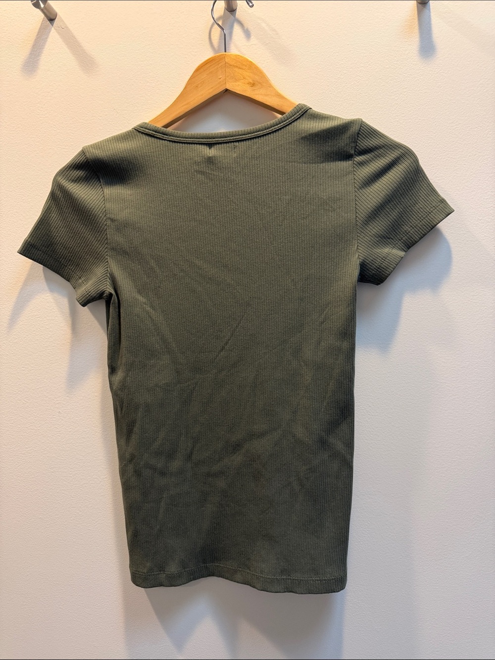 Faherty Freestyle Rib Knit Tee green- size Medium - Picture 4 of 4